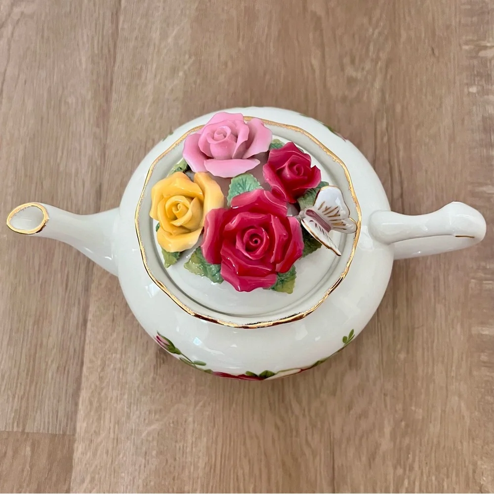 Royal‎ Albert Old Country Roses Teapot with Butterfly & Roses on Lid Vintage